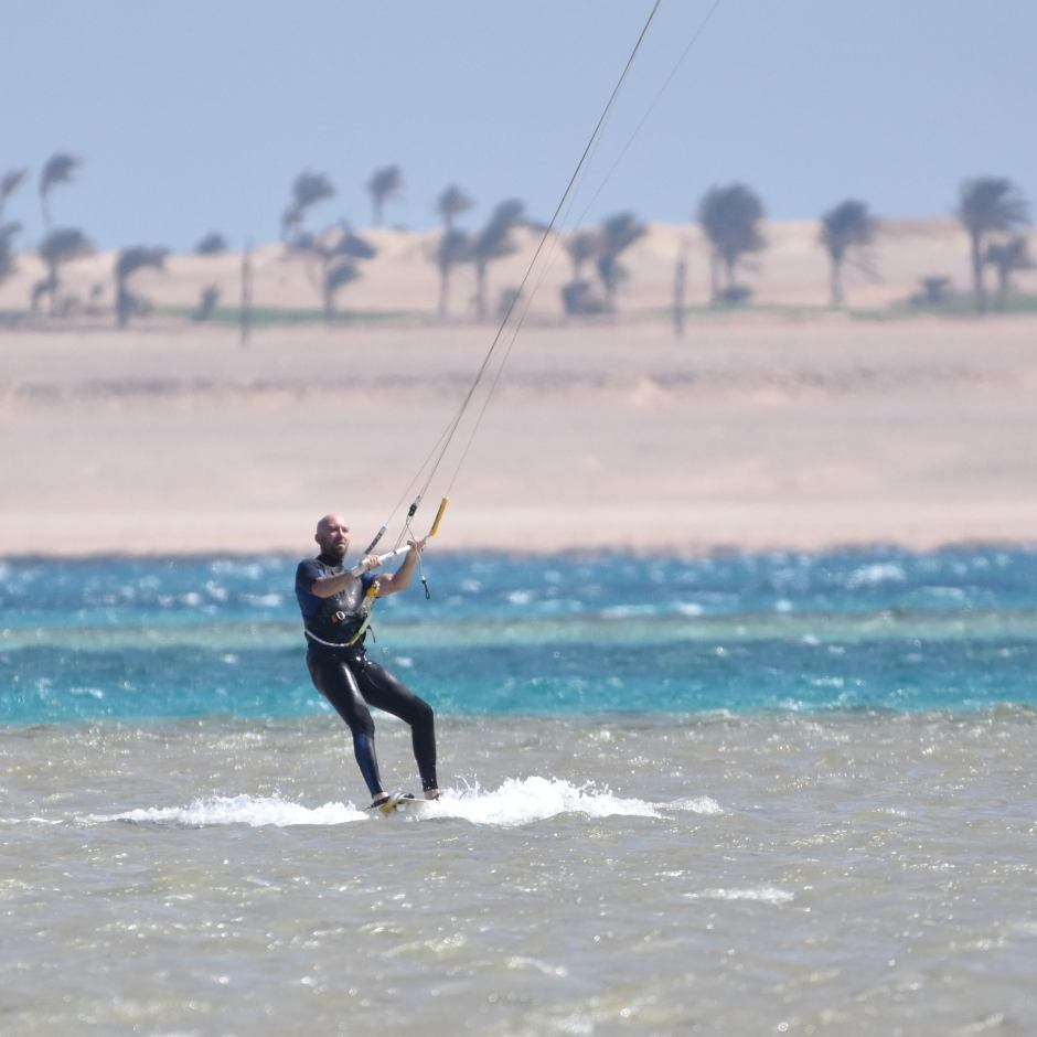 Pete Lyons kitesurfing