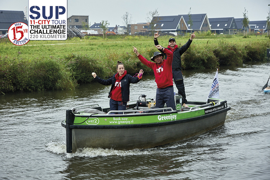 Eco-friendly-electric-support-boats,-enthusiastic-volunteers-and-constant-encouragement.